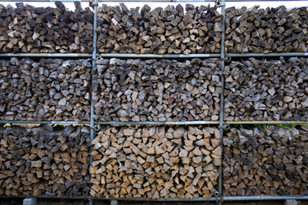 ラック収納の薪の写真