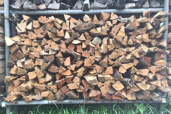 ラック収納の薪の写真
